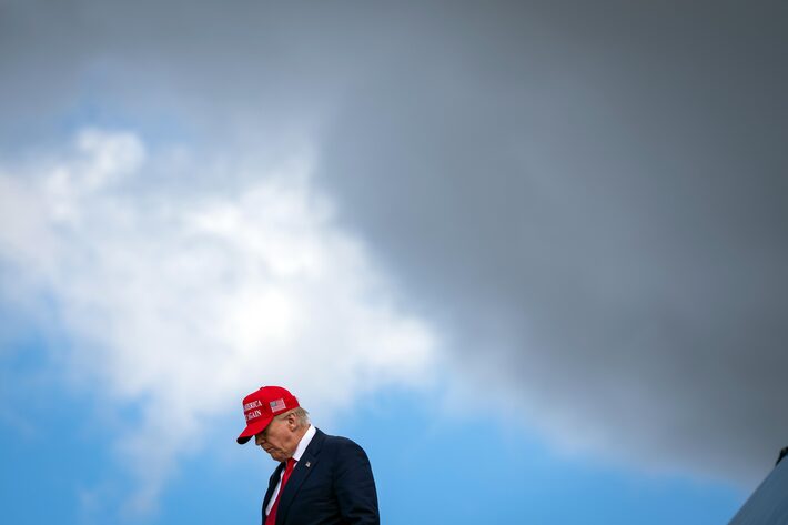 Dias mais curtos, sinais de fadiga: Trump enfrenta a dura realidade de envelhecer na presidência