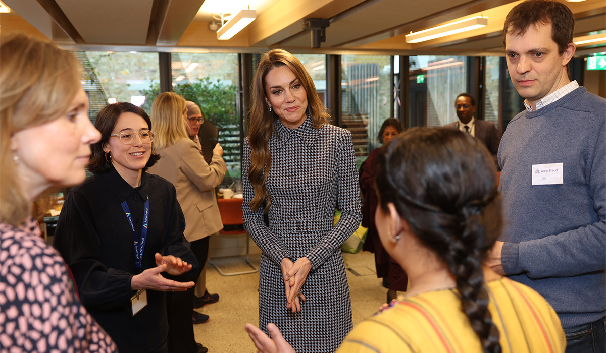 Kate Middleton rewears preppy dress for visit to children's mental health  charity