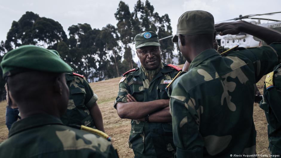 RDC – Bijombo, province du Sud-Kivu : Le général de l'armée congolaise Philemon Yav (2e à droite) passe les troupes en revue lors d'une visite officielle à Bijombo, dans la province du Sud-Kivu, dans l'est de la RDC en octobre 2020. (Archives)