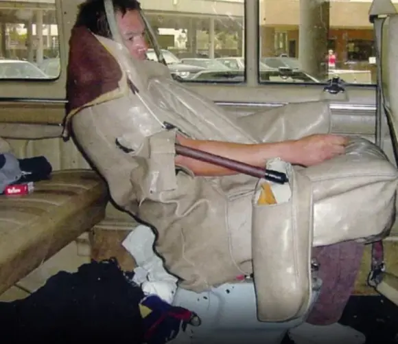 Homem tenta entrar nos EUA escondido dentro de banco de carro em 2001