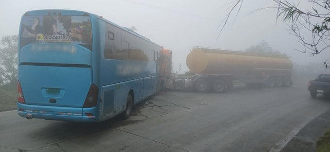 Accidente en Pallatanga: choque de bus y tanquero deja varios heridos