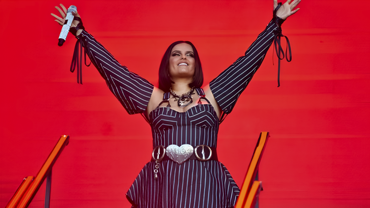 BodyShaming Backlash Pushes Grammy Winner Nelly Furtado Off the Stage