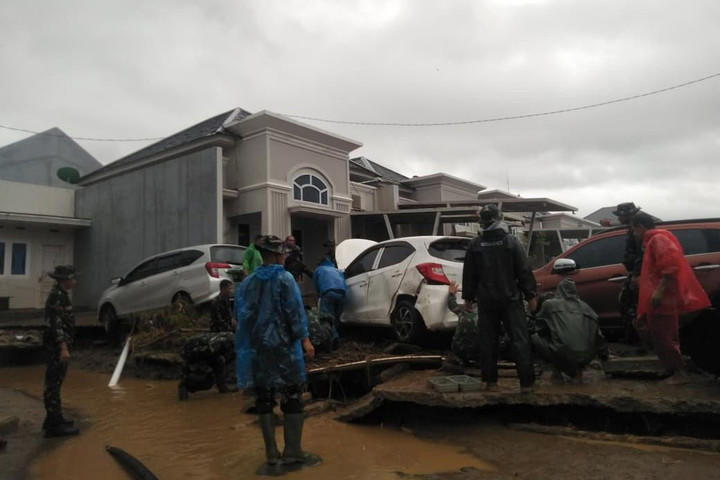 Kawasan perumahan elit yang terdampak banjir bandang di Lubuk Minturun, Padang, Sumatera Barat, Kamis (27/11/2025). Foto: kumparan