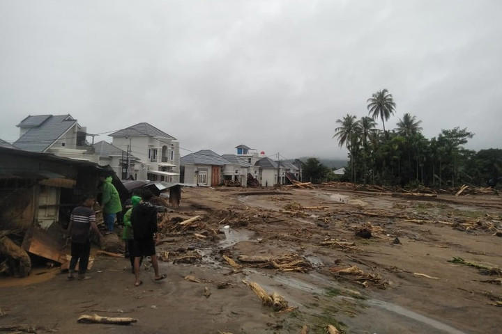 Kawasan perumahan elit yang terdampak banjir bandang di Lubuk Minturun, Padang, Sumatera Barat, Kamis (27/11/2025). Foto: kumparan