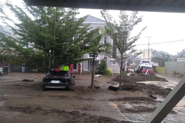 Kawasan perumahan elit yang terdampak banjir bandang di Lubuk Minturun, Padang, Sumatera Barat, Kamis (27/11/2025). Foto: kumparan