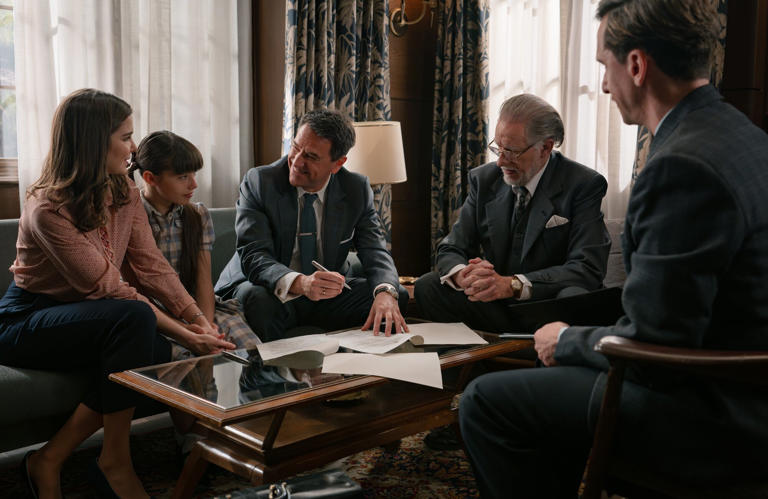 Varios personajes de 'Sueños de libertad' en una firma junto a Julia