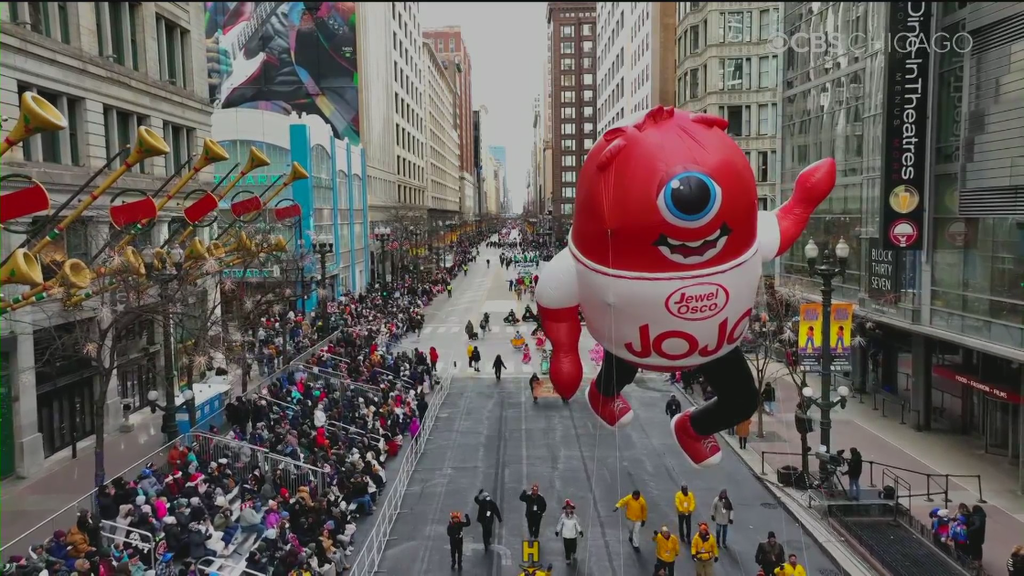 Crowds flock to State Street for Chicago Thanksgiving Parade