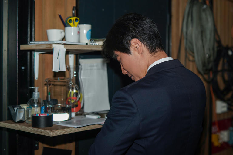 Programleder Fredrik Solvang gjør sine siste forberedelser før sin siste sending torsdag kveld. Foto: Thomas Fure / NTB