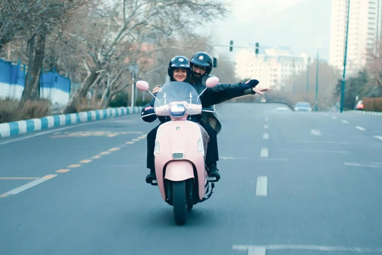 El cineasta iraní Ali Asgari habla de la sátira, la censura y los absurdos detrás de ‘La Divina Comedia’: «Muestras lo tontas y estúpidas que son las reglas».