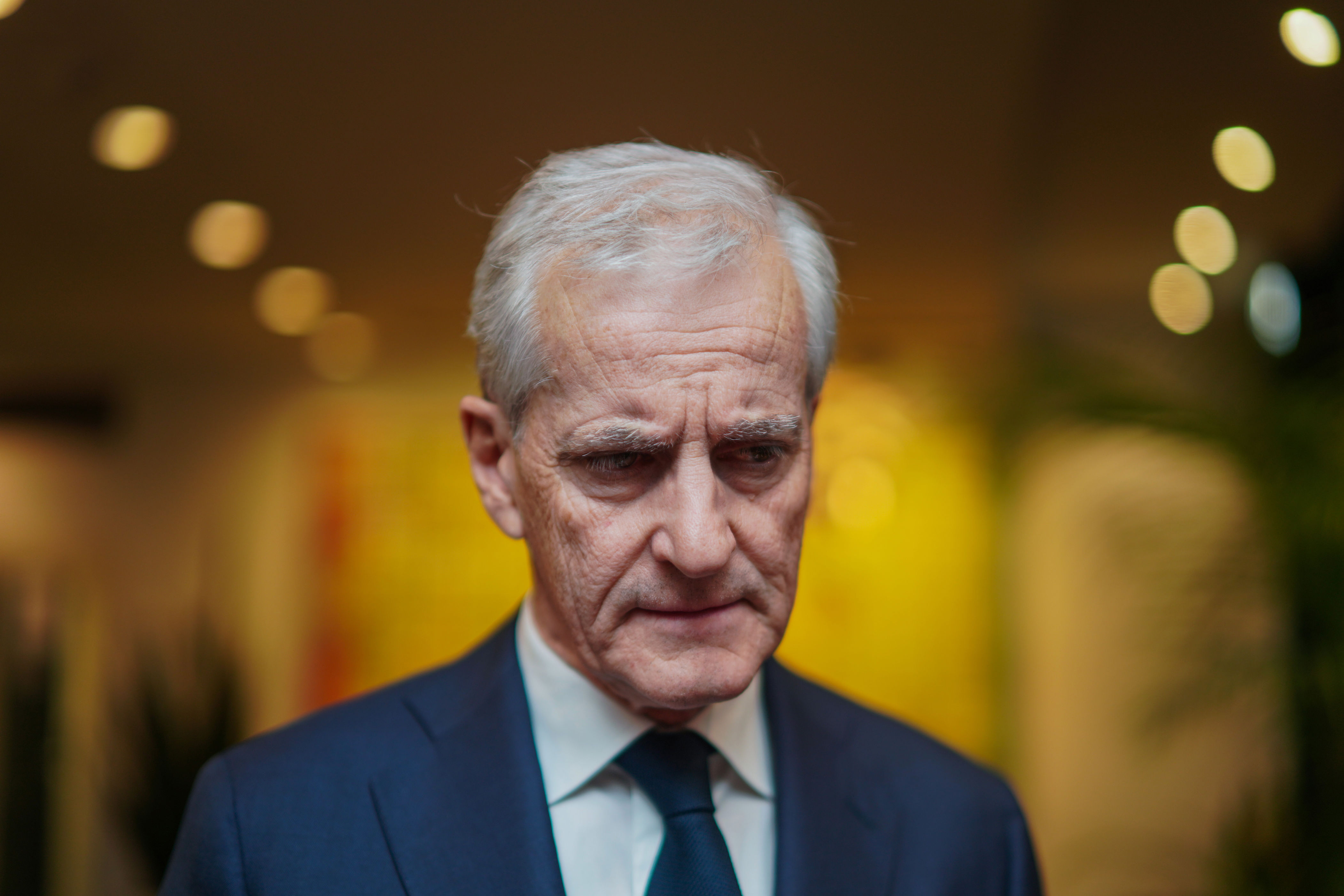 Ap-leder Jonas Gahr Støre på vei inn til Solvangs siste sending. Foto: Thomas Fure / NTB