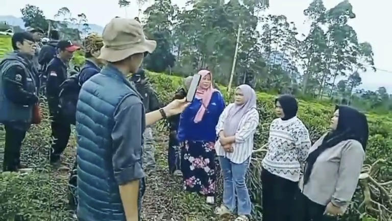 Masyarakat pemetik teh memberikan keterangan terkait ahli fungsi lahan di Pangalengan'