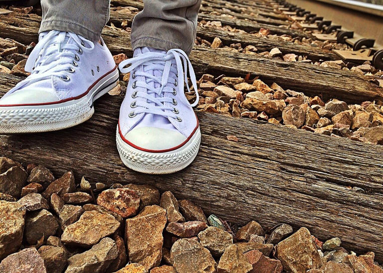 Ni vinagre, ni bicarbonato: la mezcla blanqueadora para limpiar las zapatillas y dejarlas nuevas