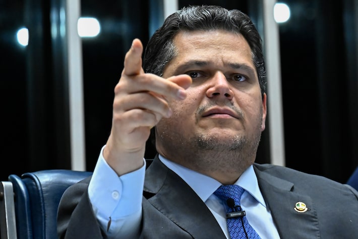 Alcolumbre anula voto de Eduardo Bolsonaro e classifica ato como 'irregular'