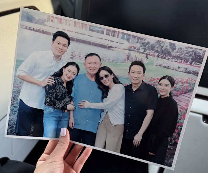 Bà Paetongtarn đăng ảnh cả gia đình chụp với ông Thaksin trong tù