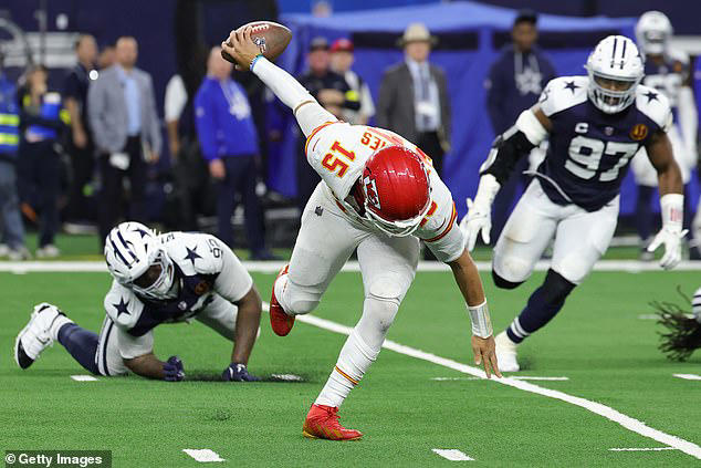 Insane Patrick Mahomes play leaves NFL fans stunned... but it's a ...