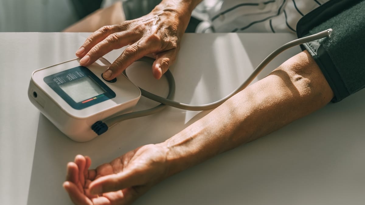Wer mit hohem Blutdruck zu kämpfen hat, sollte bei der Ernährung auf einige Dinge achten.