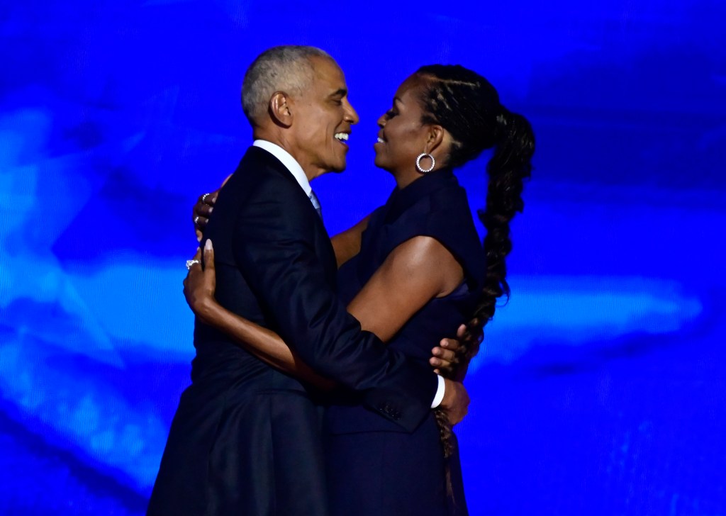 Michelle and Barack Obama post cheery family photo for Thanksgiving