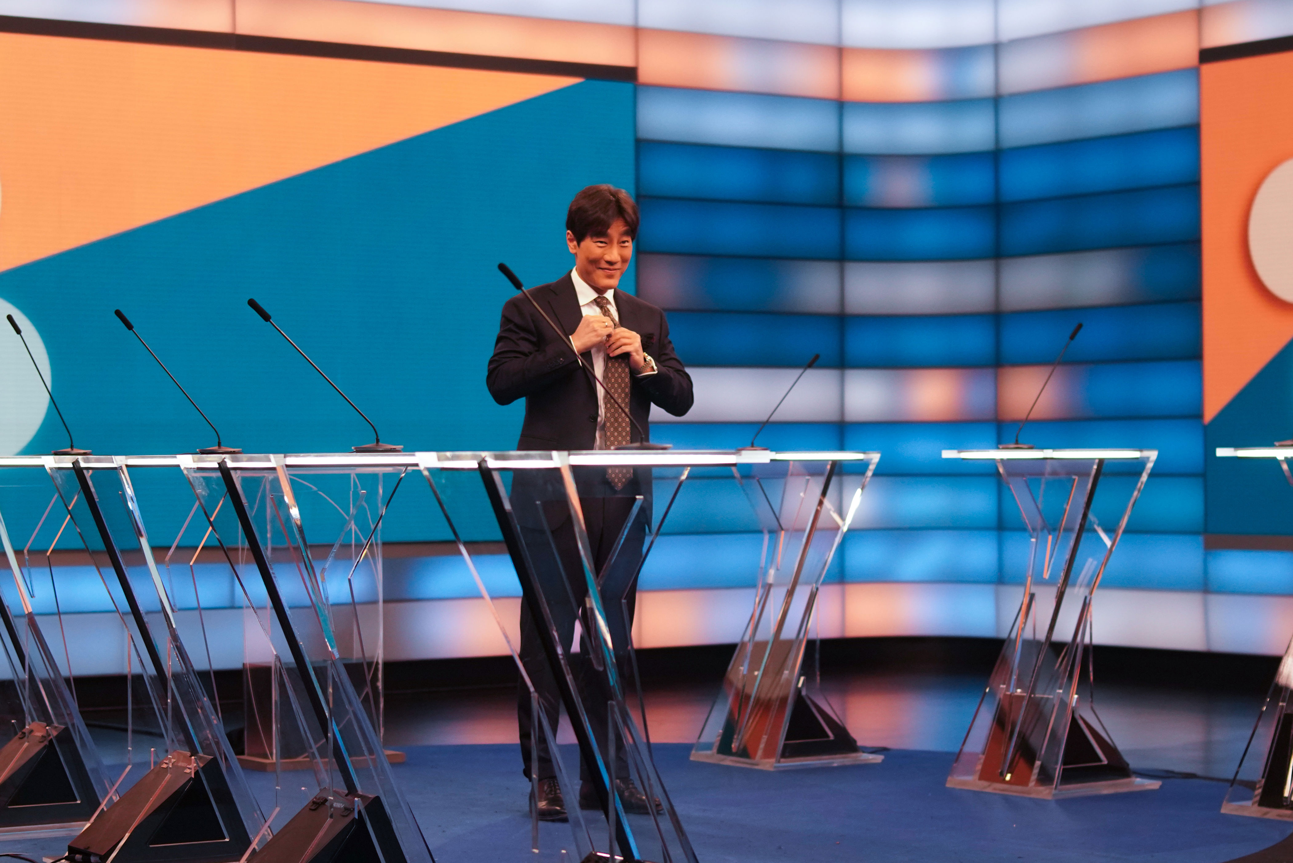 Snart er alle deltakerne på plass i programleder Fredrik Solvangs siste sending av Debatten på NRK. Foto: Thomas Fure / NTB