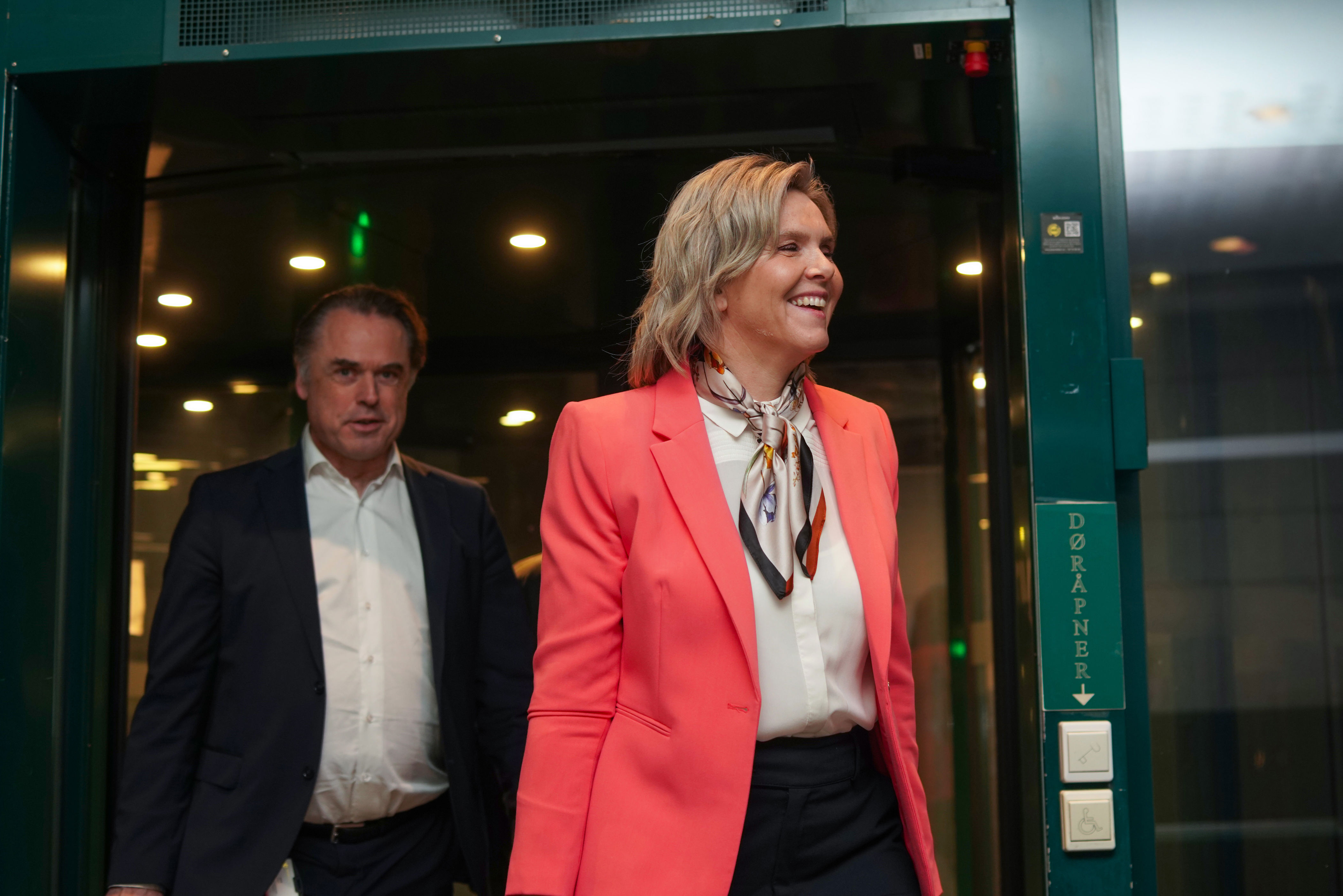 Frp-leder Sylvi Listhaug i friske farger på vei inn til sending. Foto: Thomas Fure / NTB