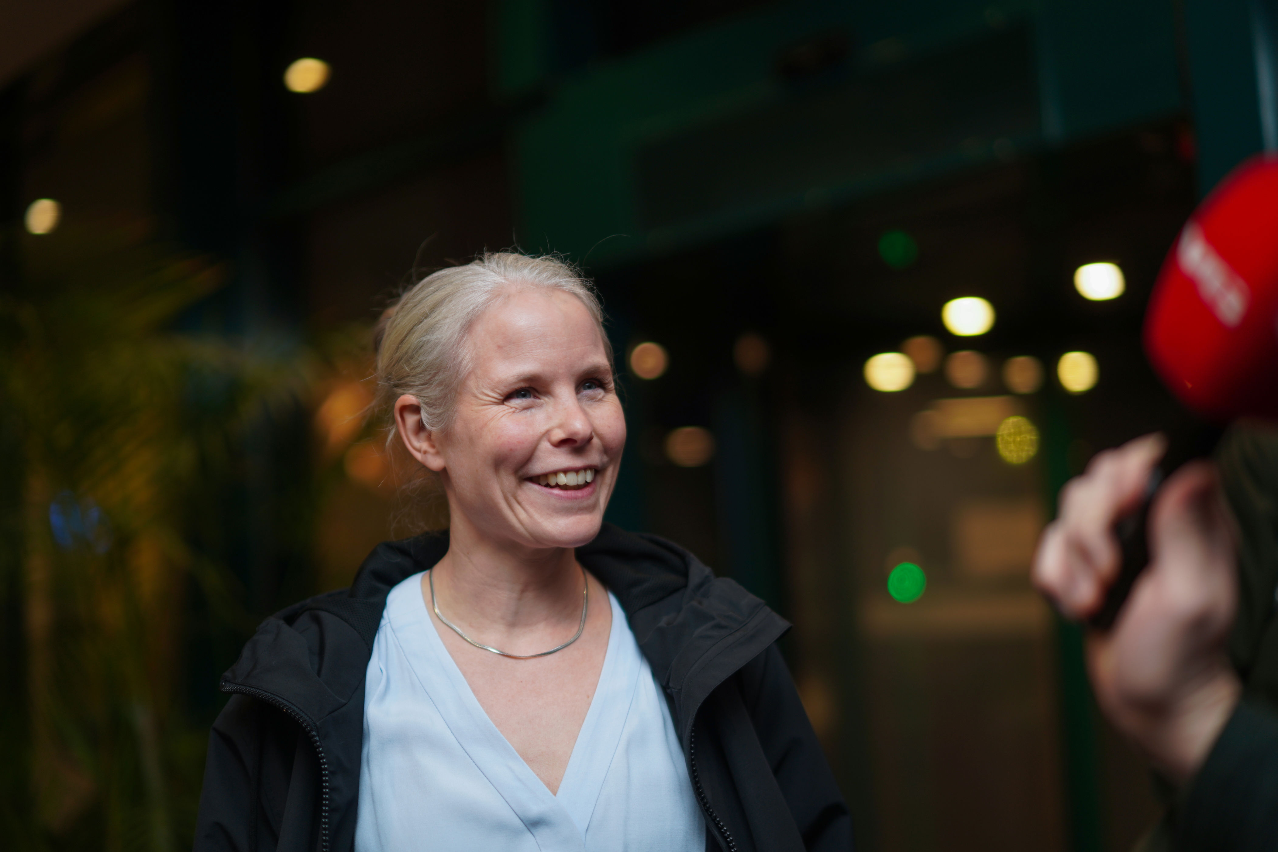 SV-leder Kirsti Bergstø så ut til å glede seg til kveldens debatt. Foto: Thomas Fure / NTB