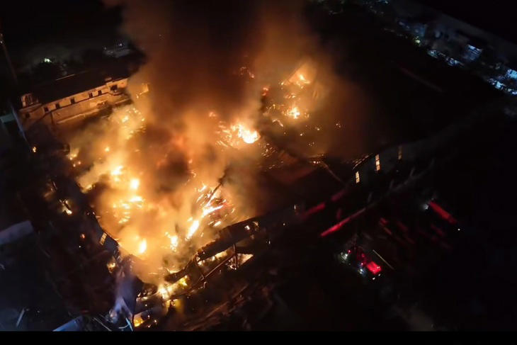 Lực lượng chức năng tỉnh Bắc Ninh và nhiều xe chữa cháy nỗ lực dập lửa trong đêm tối - Ảnh: BAC NINH MEDIA