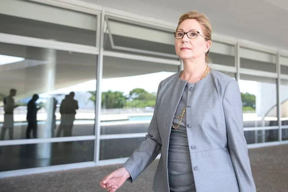 Itamaraty renova o passaporte diplomático de Ellen Gracie por mais cinco anos