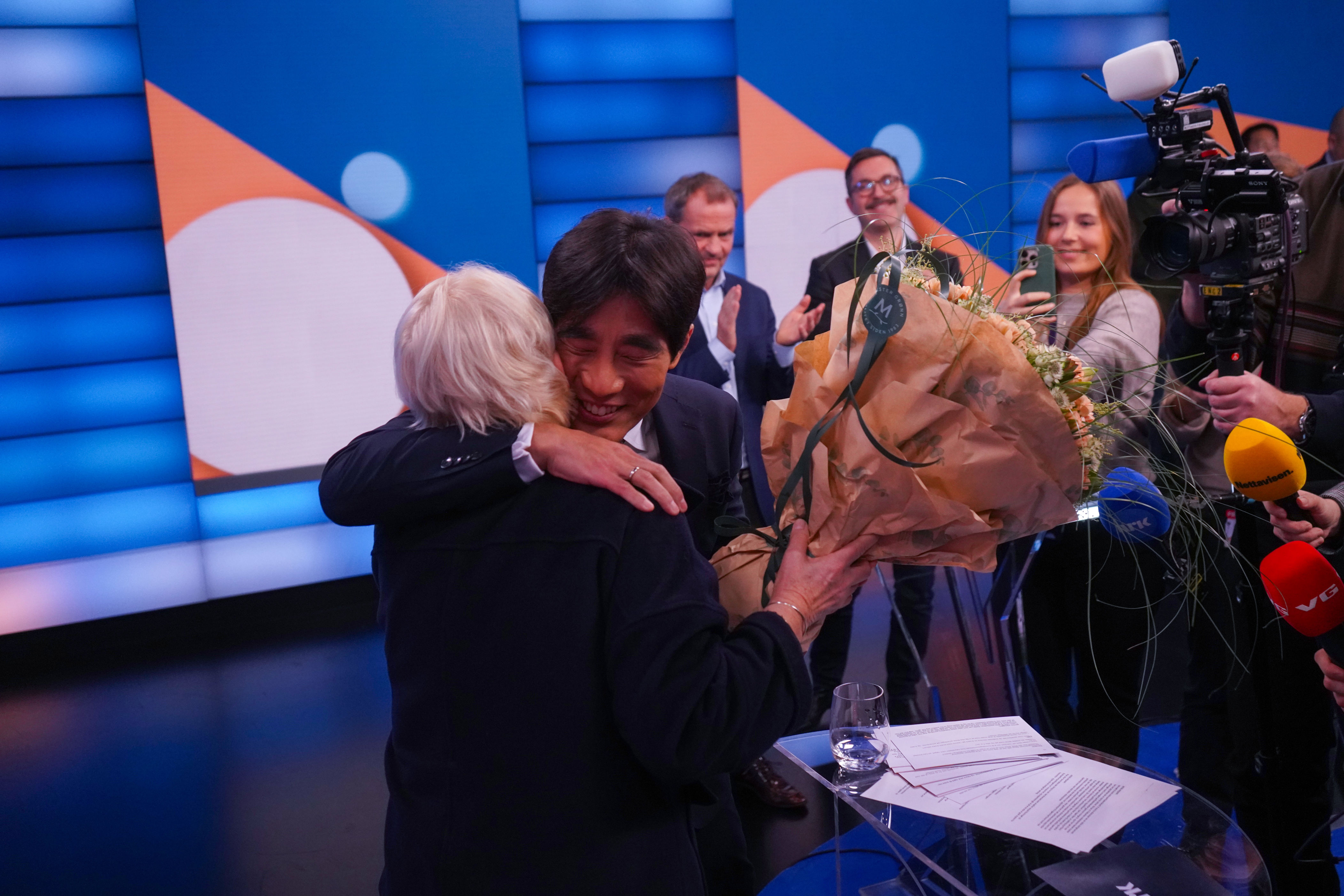 Programleder Fredrik Solvang fikk blomster av kringkastingssjef Vibeke Fürst Haugen etter sin siste sending av Debatten på NRK torsdag kveld. Foto: Thomas Fure / NTB