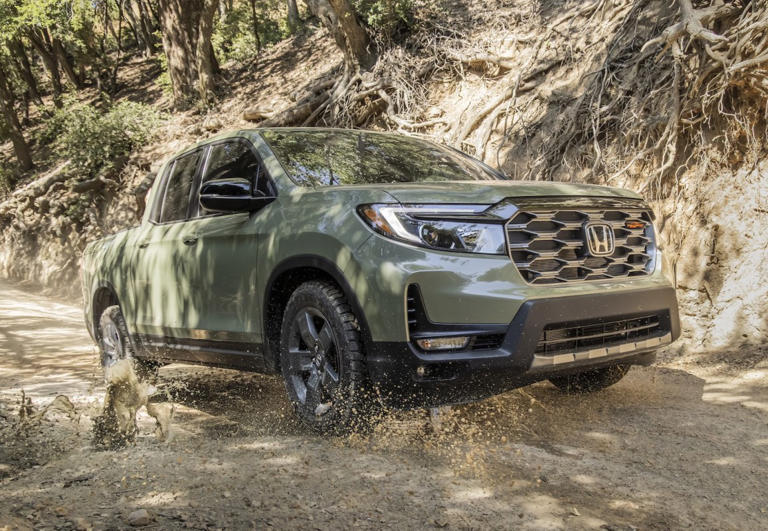 2025 Honda Ridgeline vs 2025 GMC Canyon: Which Is the Better Buy?