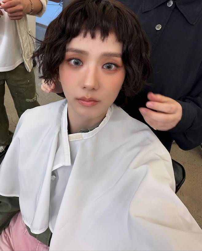 블랙핑크 지수, 숏컷과 홀터넥 드레스 파격 변신