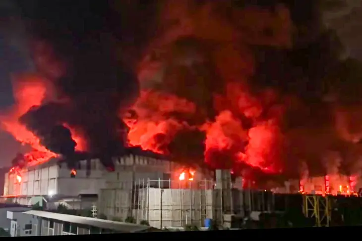 Nhiều cột khói cao hàng chục mét, đỏ rực một khu vực trong vụ cháy ở Bắc Ninh - Ảnh: MXH