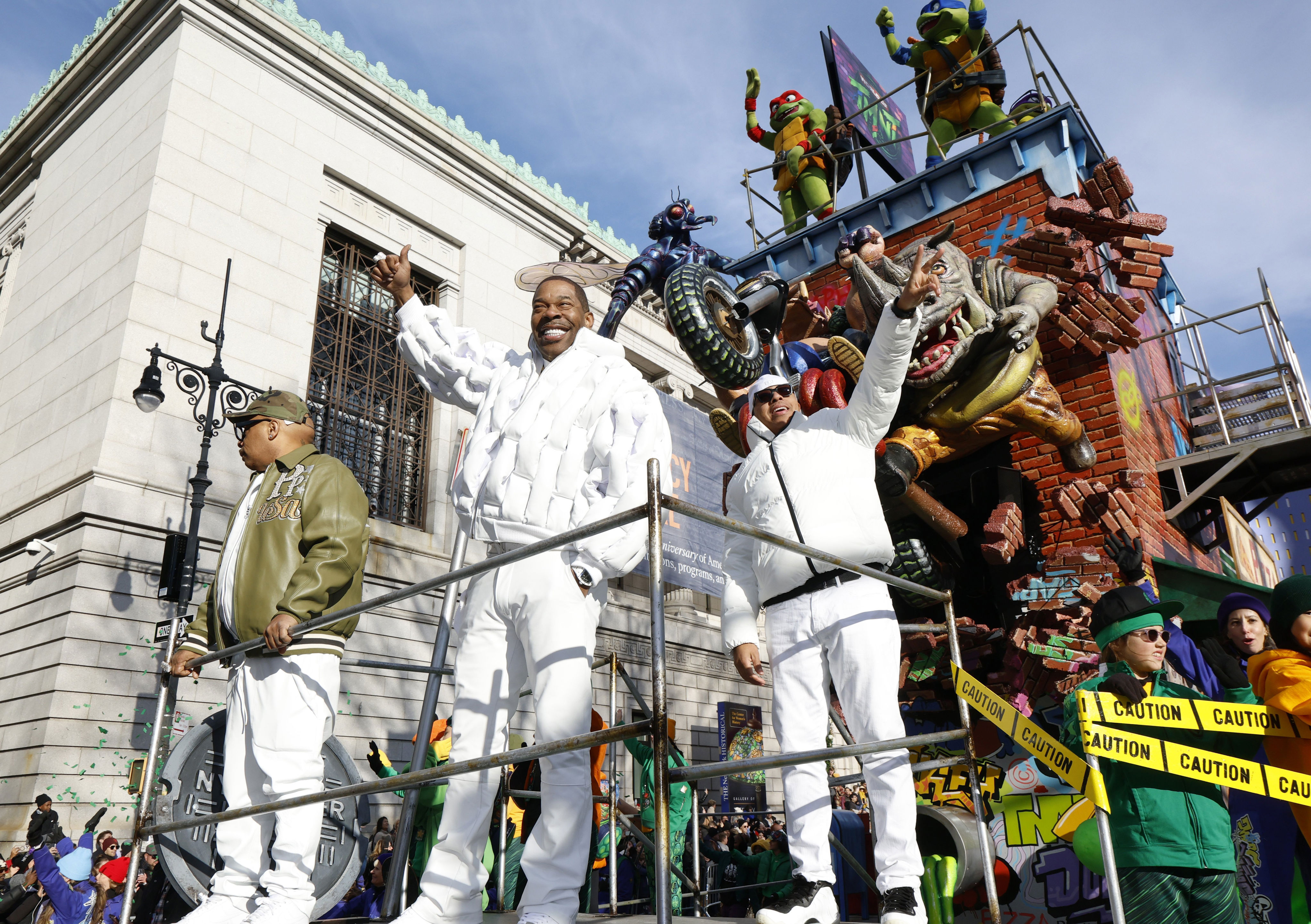 TikTok persona Mr. Fantasy shows up in Macy's Thanksgiving Day Parade ...