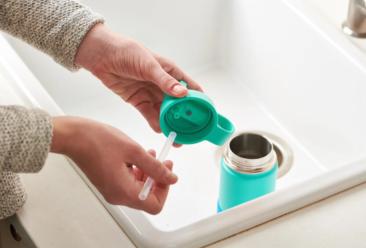 Cara Mencuci Tumblr Botol Minum Tanpa Sikat, Pakai 3 Bahan Ini