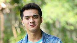 Profil dan Biodata Ricky Harun, Aktor Papan Atas yang Jago Main Mobile ...