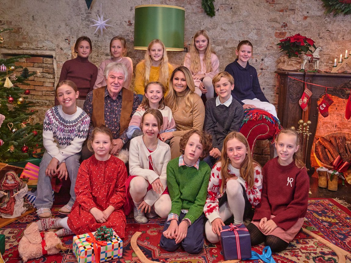 Helene Fischer (2nd row, 2nd from right) and Rolf Zuckowski (2nd row, 2nd from left) collaborated on 