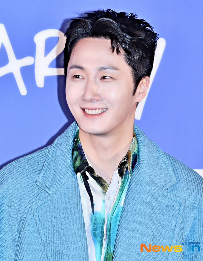 정일우, 화보 그 자체 웃음 [포토엔HD]