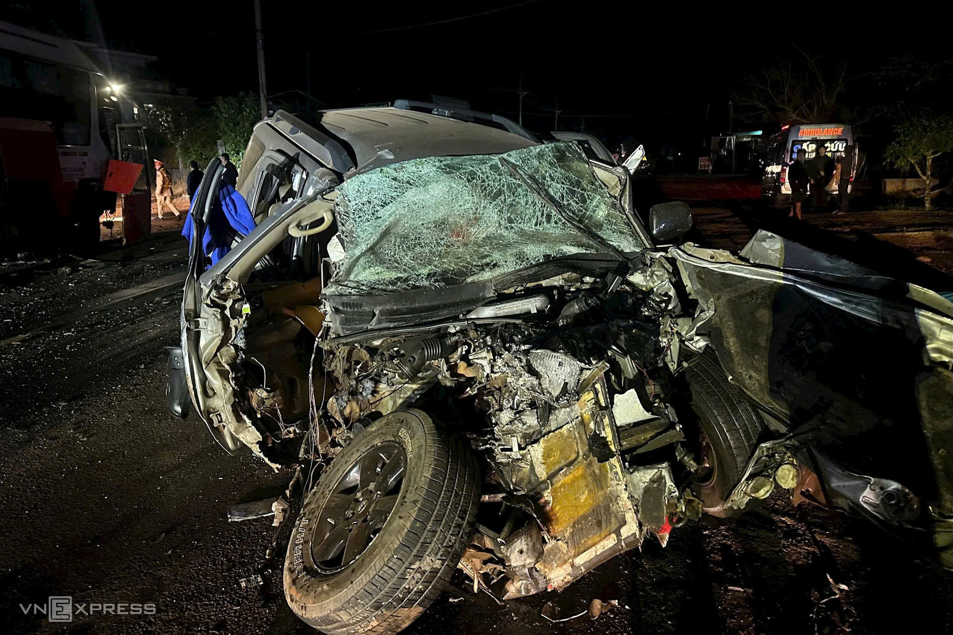 Ôtô biến dạng sau cú tông xe khách, hai người chết