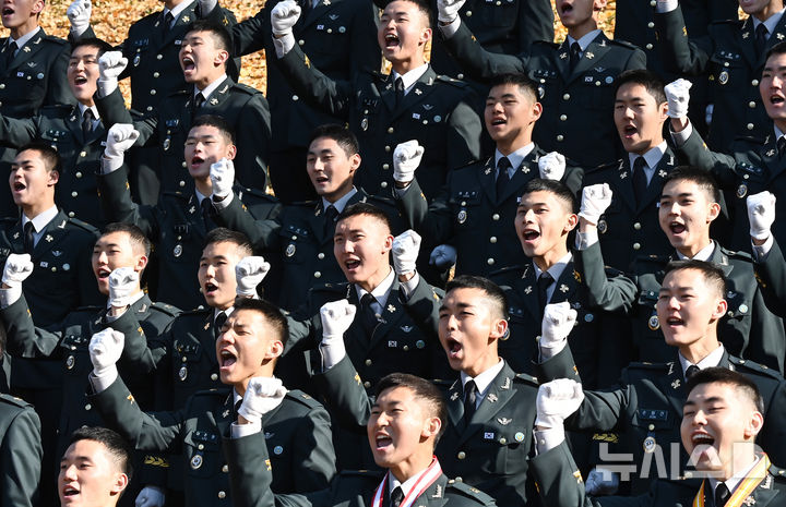 黒ベレーを投げ上げる特戦副士官