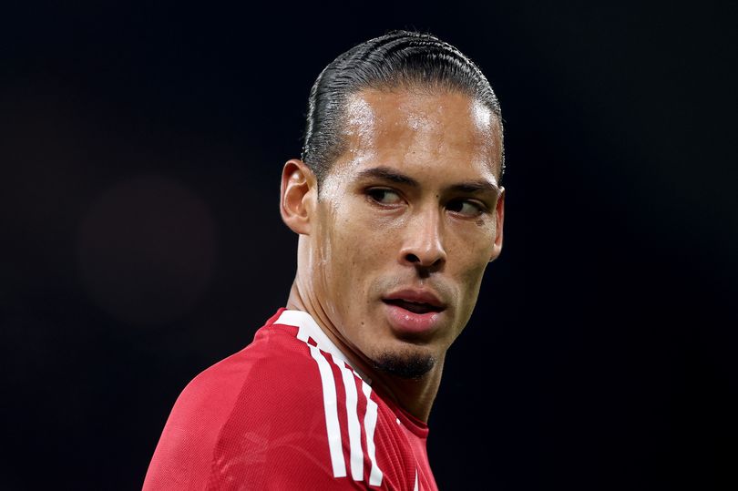 Jamie Carragher dice que Virgil van Dijk es «un central normal» tras el desastre del PSV