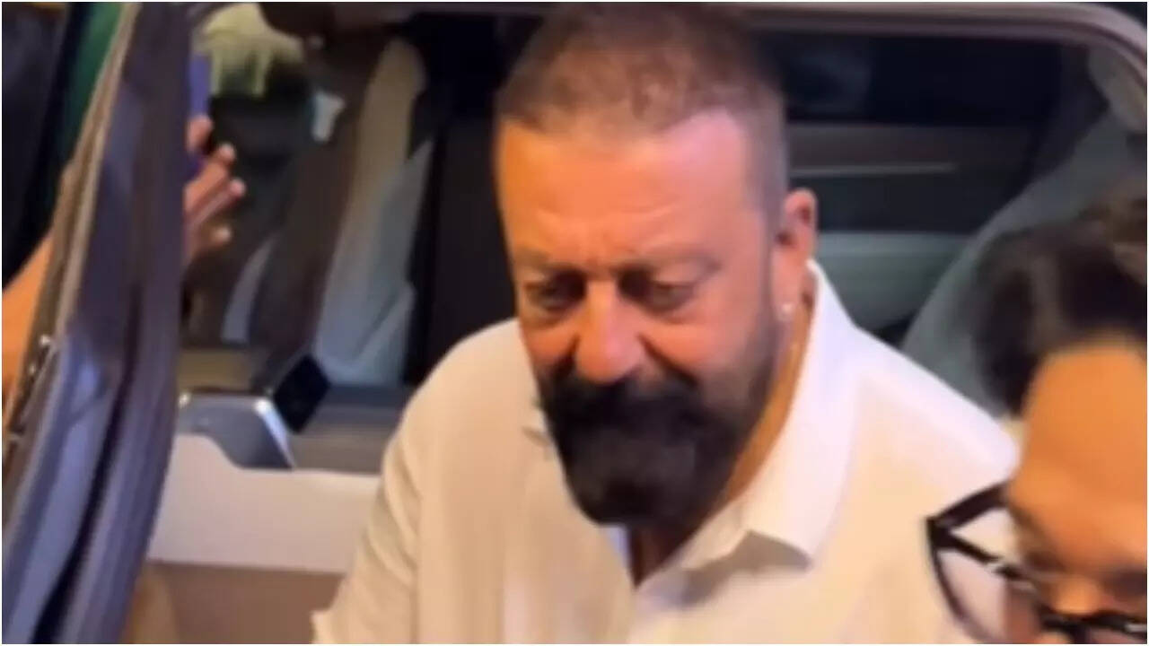 Sanjay Dutt faces fan mob; netizens quip, 'Fans and media blame ...
