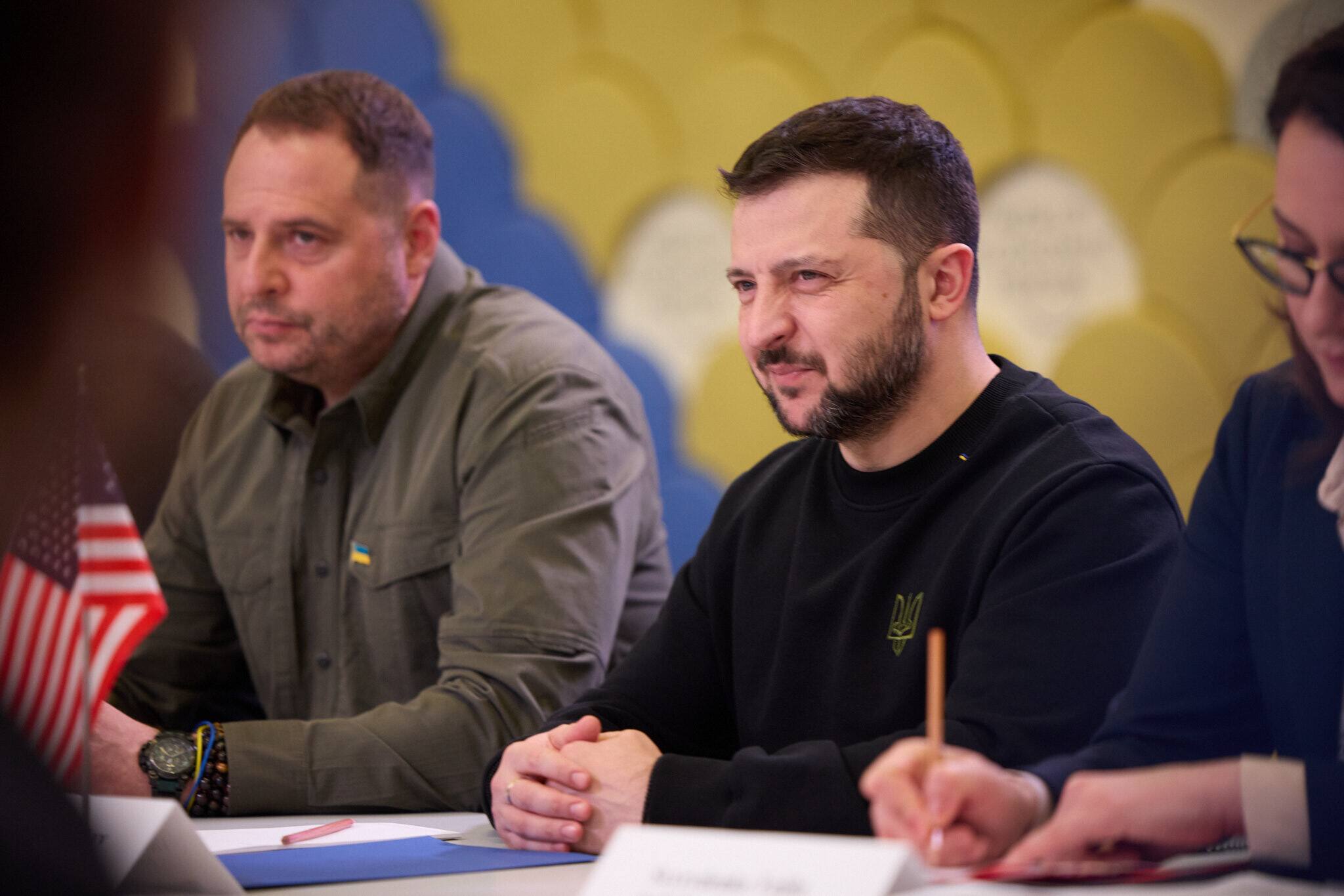 Razzia beim wichtigsten Vertrauten: Politisches Erdbeben, aber auch Machtbeweis