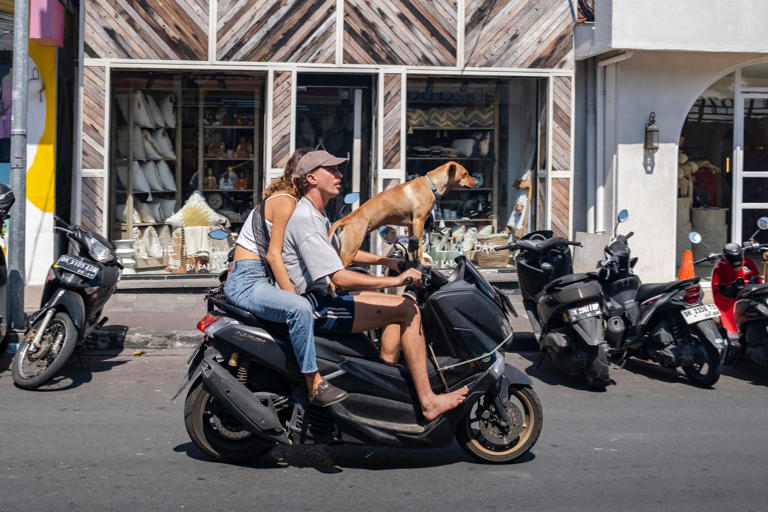 Иностранные туристы ездят на скутере в Семиньяке, Бали. В прошлом году Индонезия выпустила схему «Золотая виза», ориентированную на состоятельных людей. Фото: EPA-EFE
