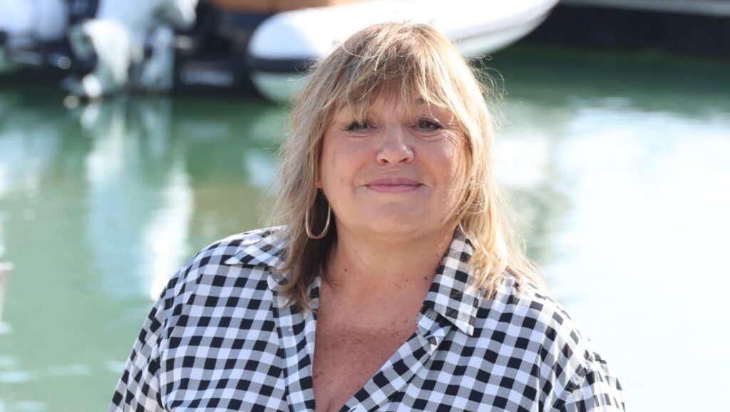 Michèle Bernier : Enzo, son fils de 28 ans, est son sosie, une rare photo  dévoilée