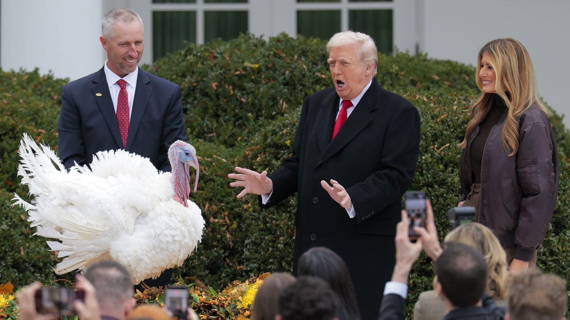 Trump hace bromas durante la ceremonia de indulto de la pava