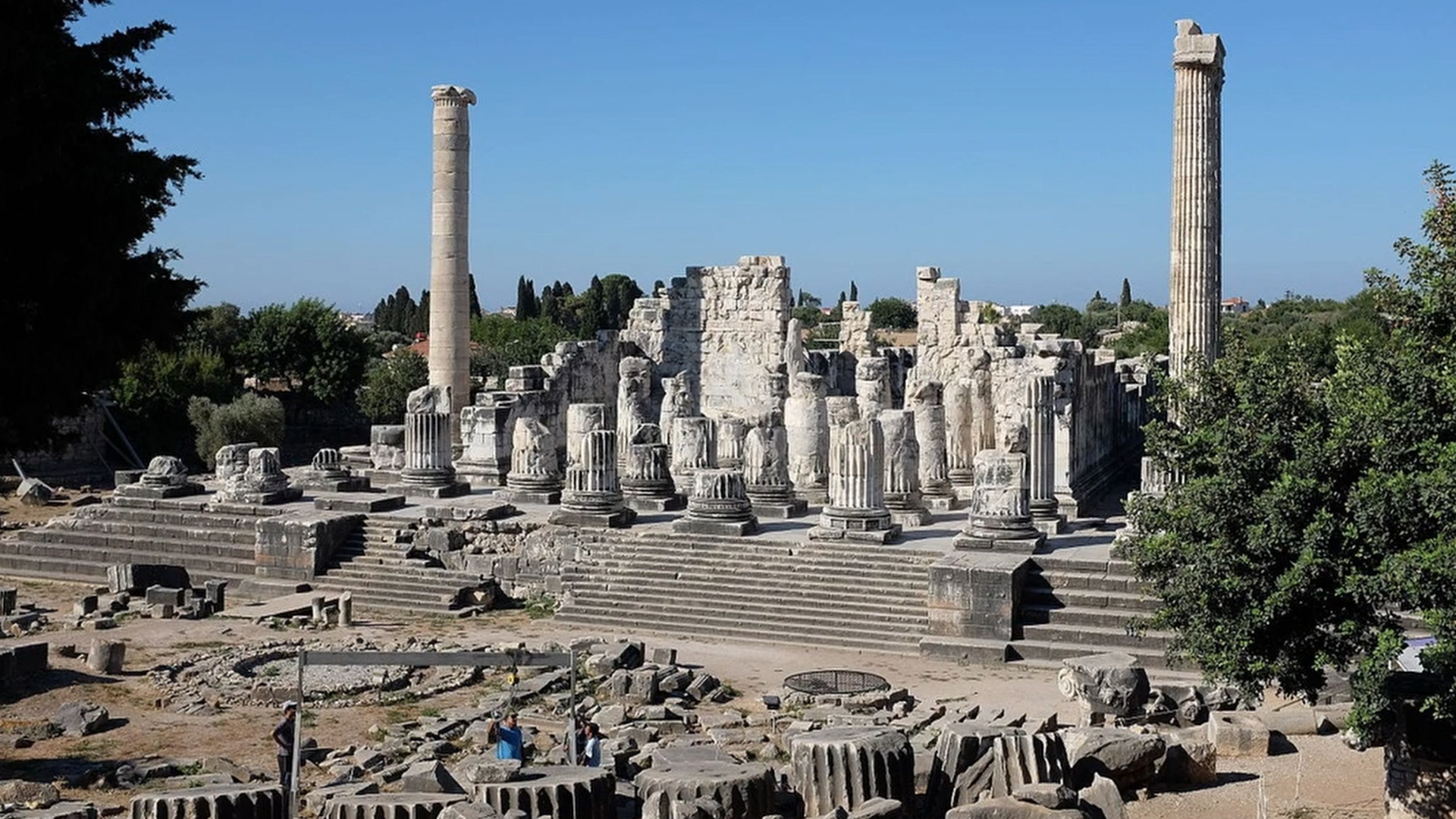 How did the Greeks and Romans build colossal temples?