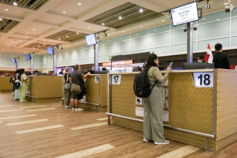 Люди выстраиваются в очередь у иммиграционной стойки в зоне международного прибытия международного аэропорта Нгура Рай на Бали. Новая схема GCI получила похвалу со стороны части индонезийского политического истеблишмента. Фото: EPA-EFE