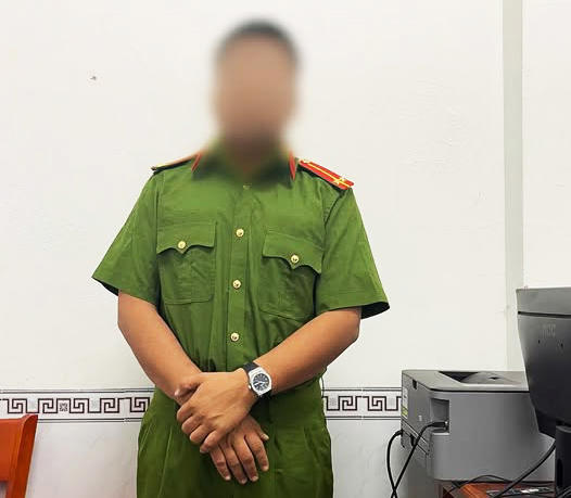 H. mua đồ trên mạng sau đó chụp ảnh dự định gửi cho bạn gái để “lấy le” thì bị phát hiện và xử phạt - Ảnh: Công an cung cấp