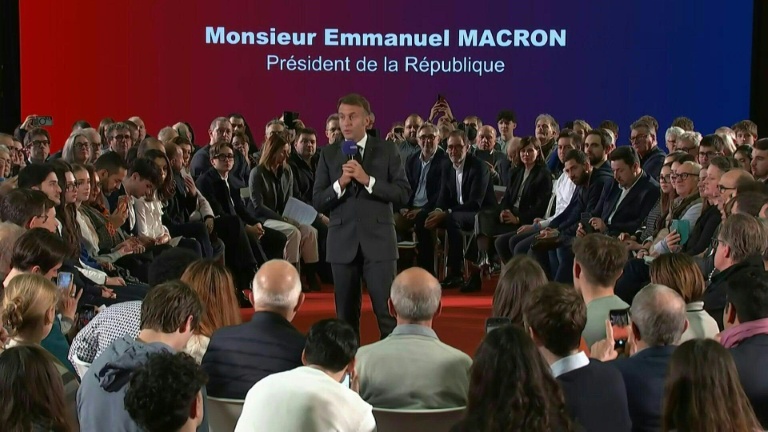 Macron face aux lecteurs du groupe Ebra sur le thème des réseaux sociaux