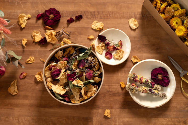 Potpourri Guide: Meaning, Types and Popuri Blends for a Fragrant Home