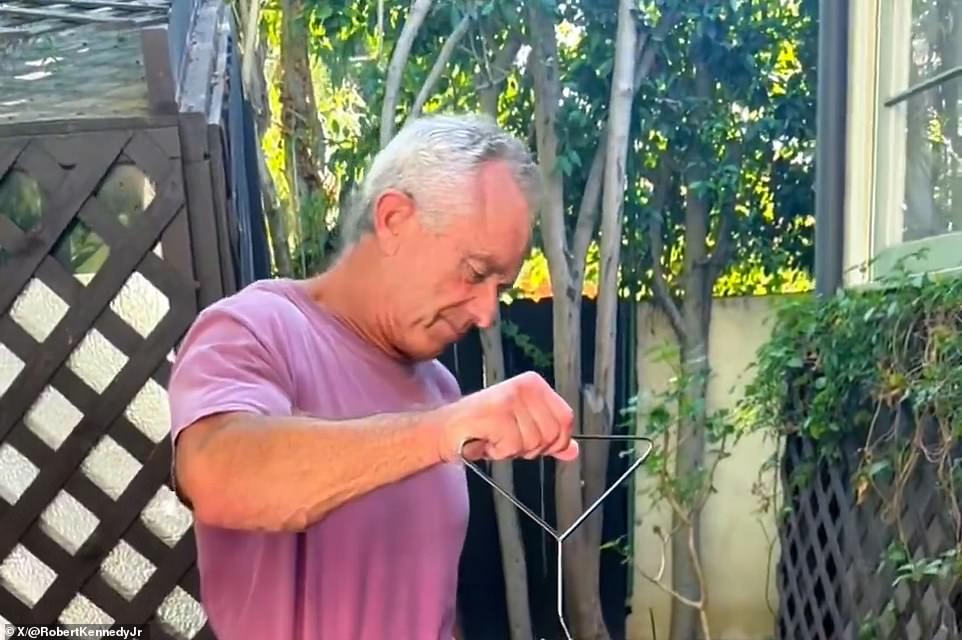 RFK Jr. posts taunting Thanksgiving photo aimed at Donald Trump
