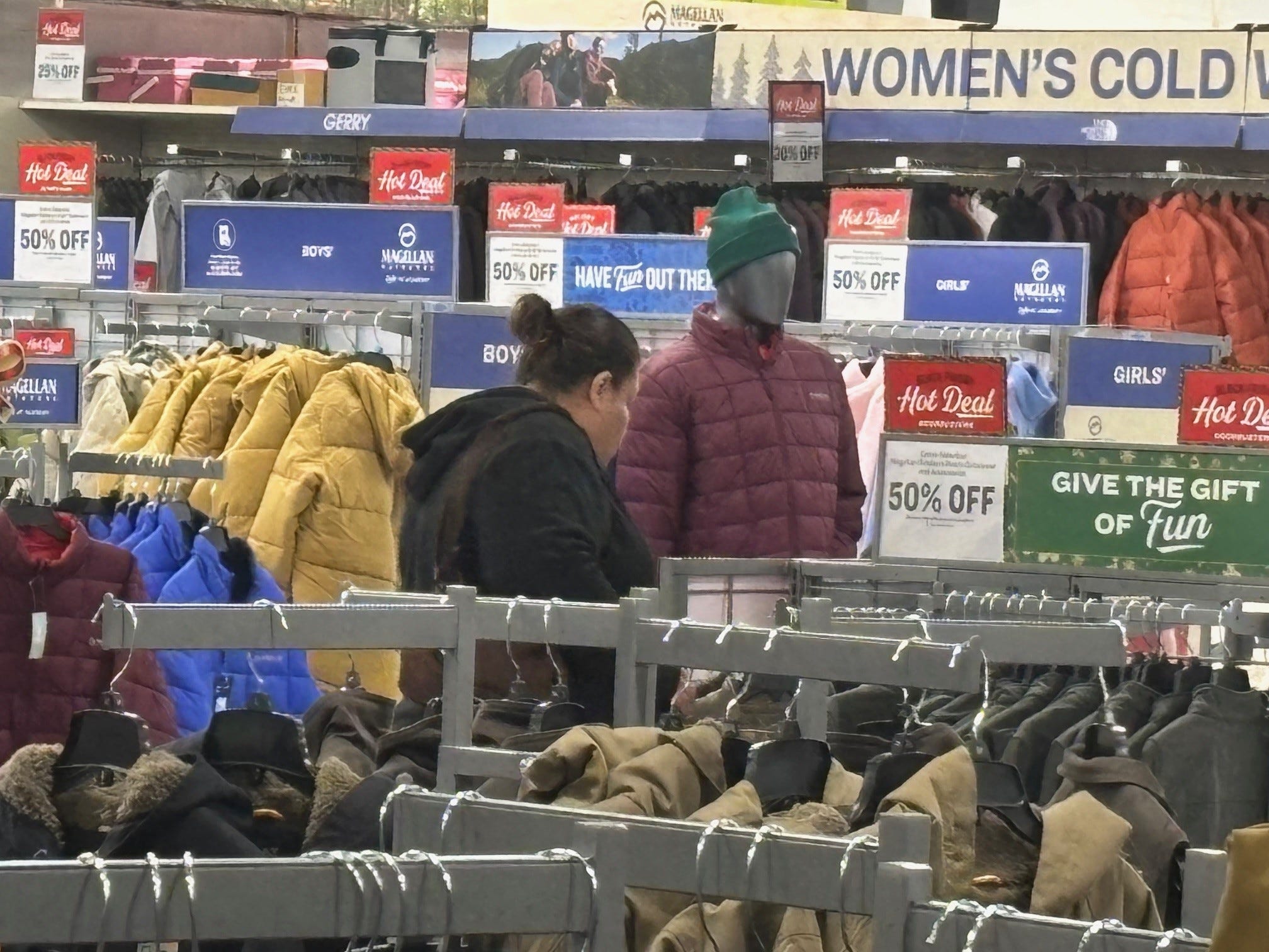 Black Friday 2025 crowds thin as El Paso shoppers turn to online deals